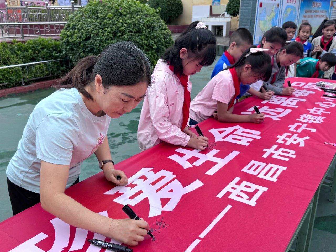 禁毒护航 青春向阳 ——西昌市安宁镇中心小学开展“6.26”禁毒防艾宣传进校园活动