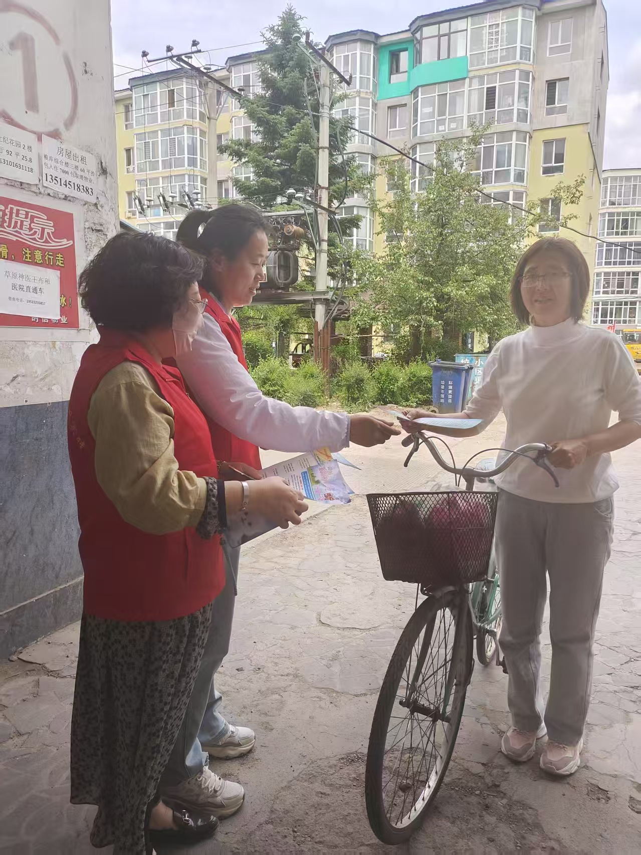 黑龙江省牡丹江市宁安市东京城镇关工委组织志愿者开展“绿色低碳 美丽中国”主题宣传活动
