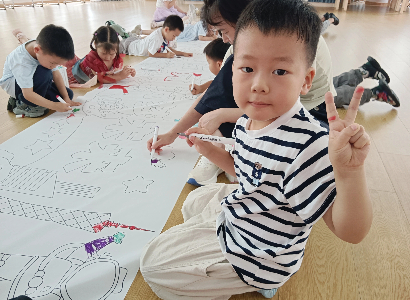 安徽省合肥市包河区义城街道迎淮社区关工委开展了“童心向党绘长卷 红色家园共成长”百米长卷绘画活动