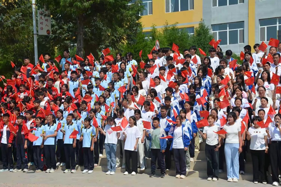 奋进新时代 颂歌献给党 ——内蒙赤峰敖汉旗四家子中学关工委配合开展庆“七一”大合唱