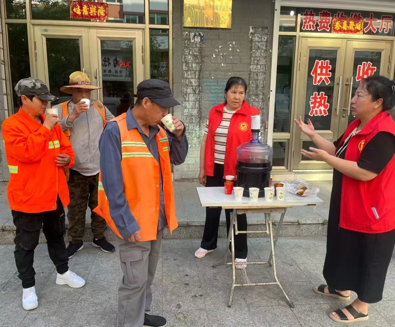 黑龙江省牡丹江市绥芬河市绥芬河镇新华社区关工委开展“清凉药饮沁心田 致敬城市‘暑’光守护者”宣传活动