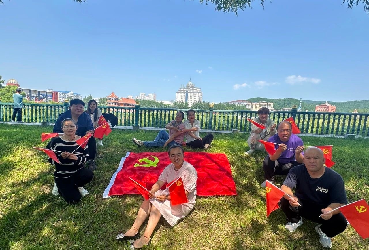 黑龙江省牡丹江市绥芬河市绥芬河镇北海社区党委、关工委联合开展“奋斗正青春 青春献给党”主题宣传活动