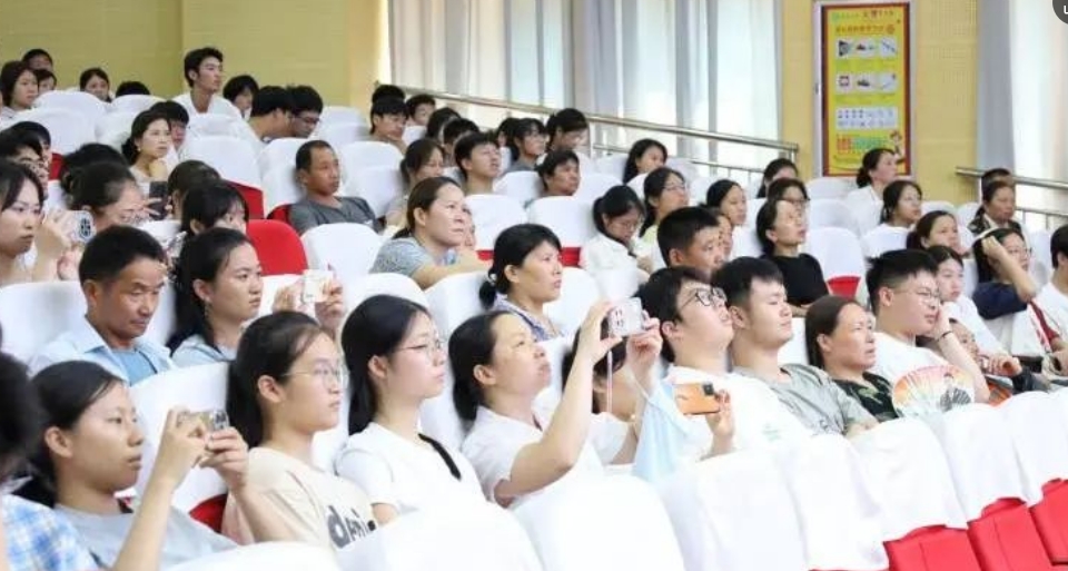 江西省抚州市崇仁县举办高校招生咨询、高考志愿填报活动