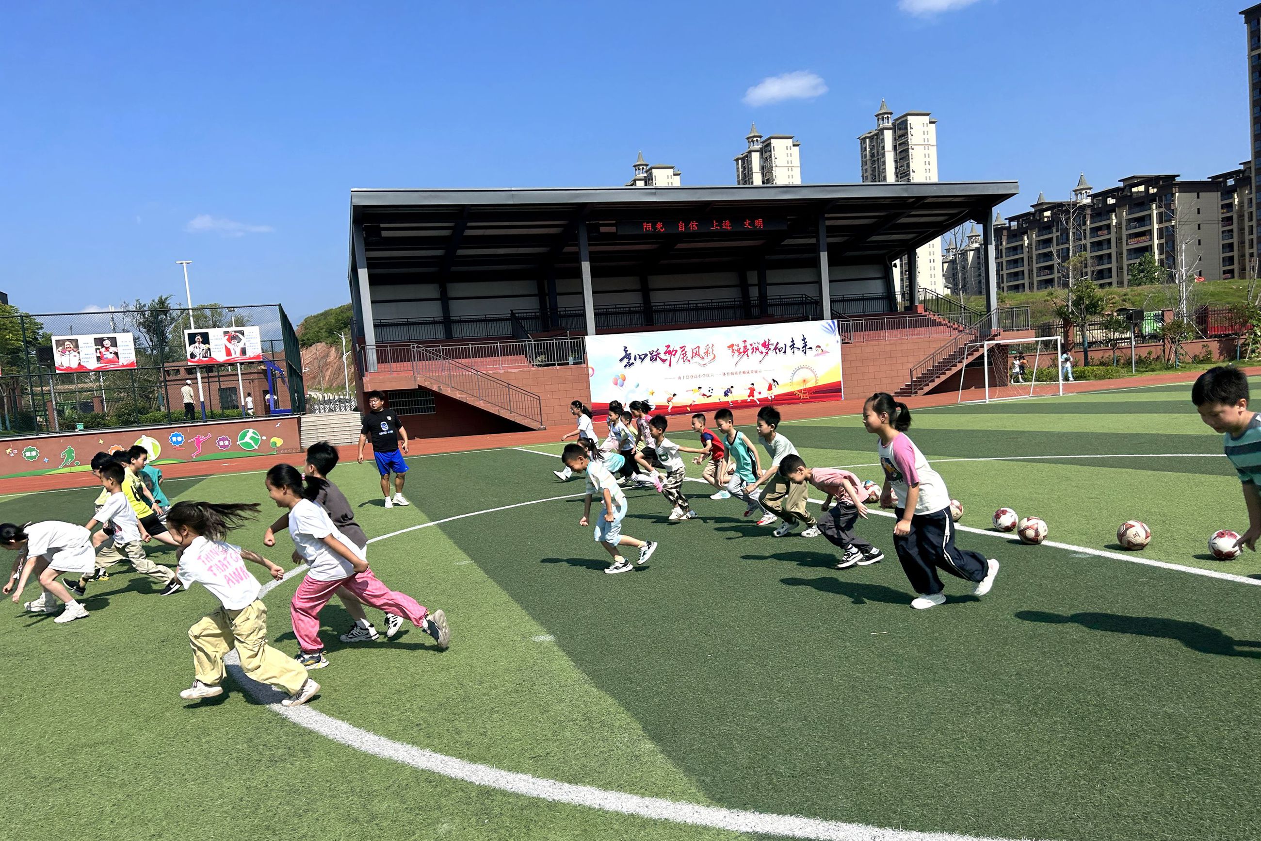 江西省抚州市南丰县妇联关工委举办趣味足球公益课