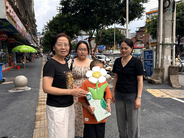 四川省自贡市富顺县东湖街道关工委开展“点亮微心愿，圆梦暖童心”关爱困境儿童活动