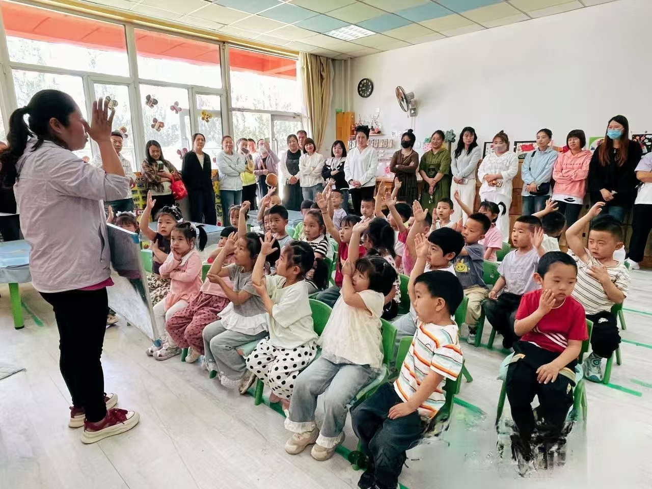 童心零距离 陪伴暖时光——内蒙古自治区赤峰市翁牛特旗乌丹第四幼儿园关工委组织家长开放日见证孩子成长