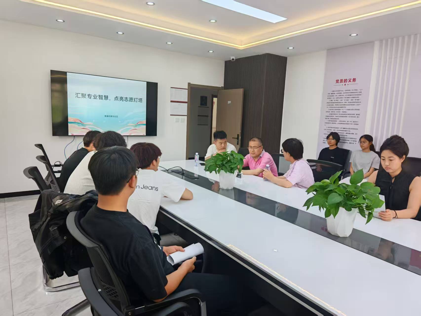 汇聚专业智慧 点亮志愿灯塔——内蒙古自治区赤峰市元宝山区西城街道新景四季东社区关工委开展为考生服务活动