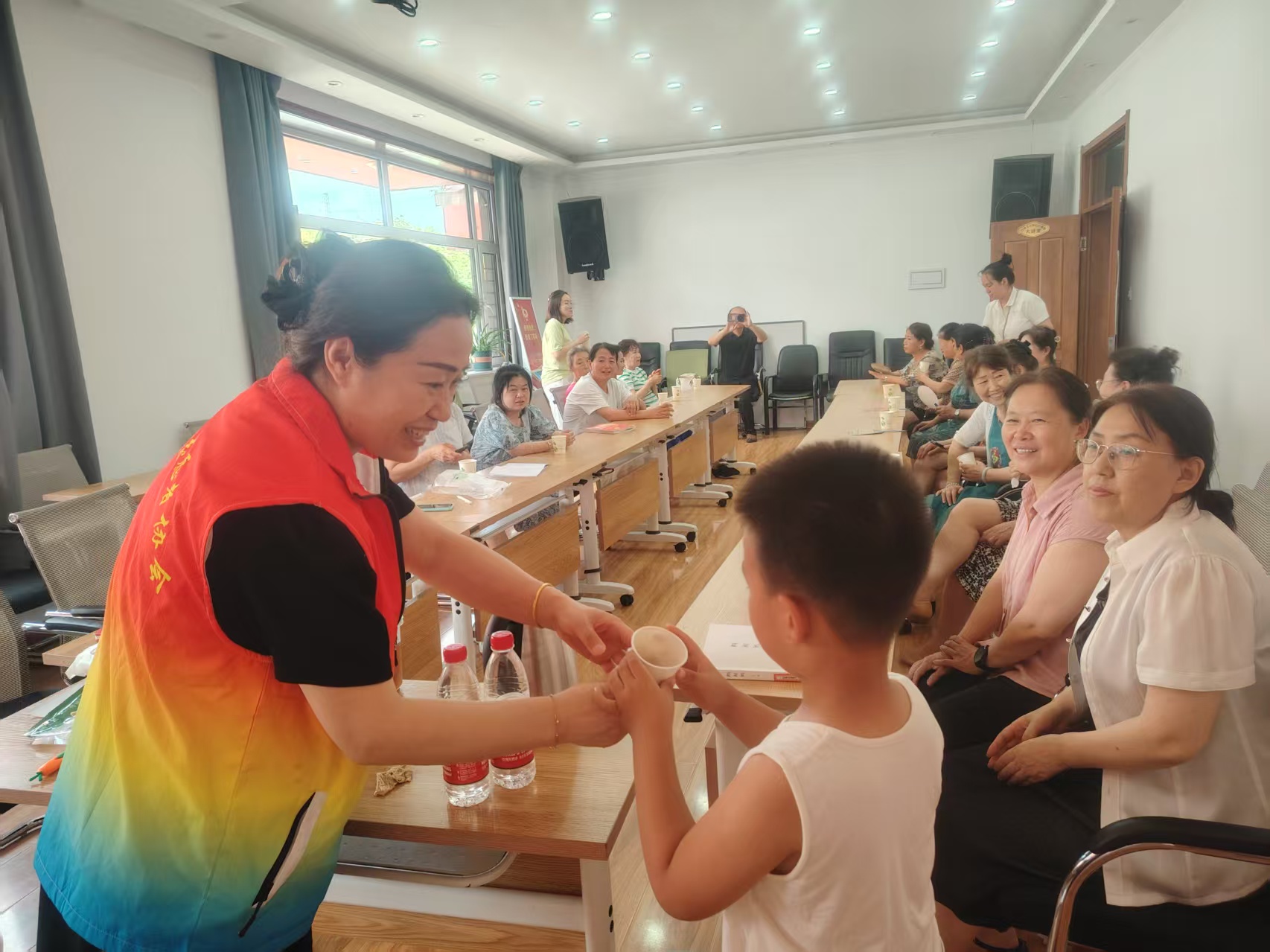 黑龙江省牡丹江市绥芬河市绥芬河镇铁西社区党委、关工委联合社区文化站开展 “清凉爱相伴 消暑有良方” 酸甜一‘夏’主题活动