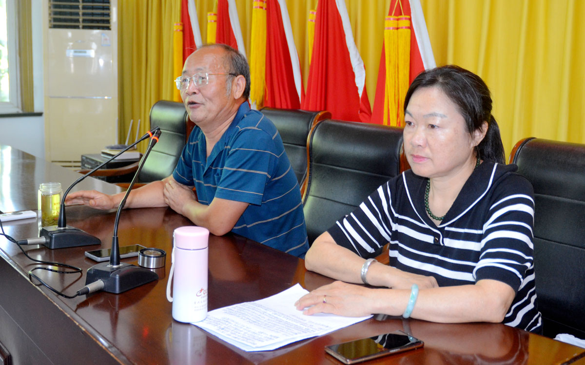 夫妻档关工人 红色宣讲传薪火——江苏宜兴杨巷镇镇龙村一场别开生面的“暑期赓续红色基因 弘扬奋斗精神”主题教育宣讲活动正如火如荼地进行。引人注目的是，讲台上的尹志良和吴纯香是一对夫妻，他们正用自己独特的