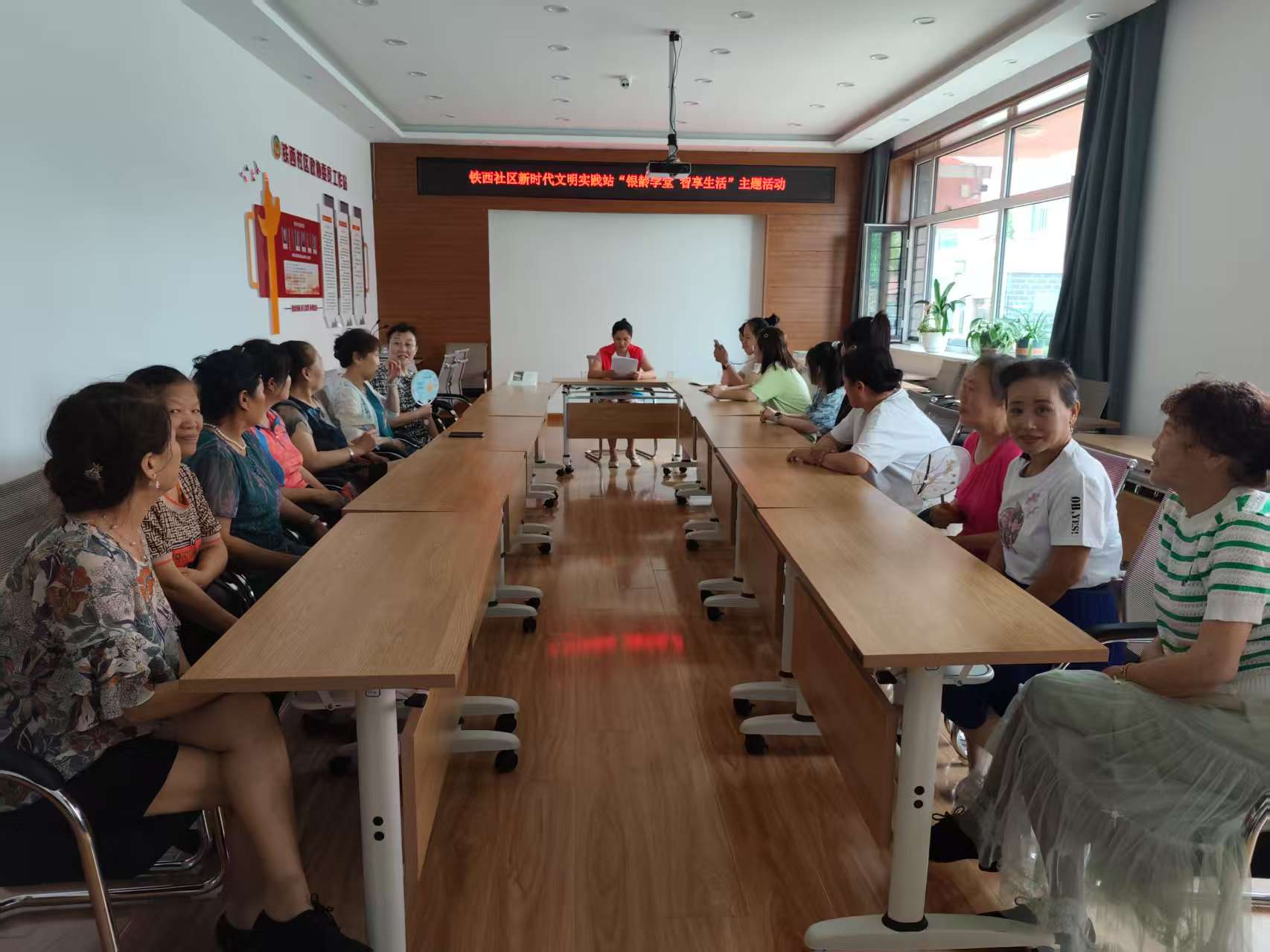 黑龙江省牡丹江市绥芬河市绥芬河镇铁西社区关工委联合新时代文明实践站开展“银龄学堂·智享生活”数字助老主题活动