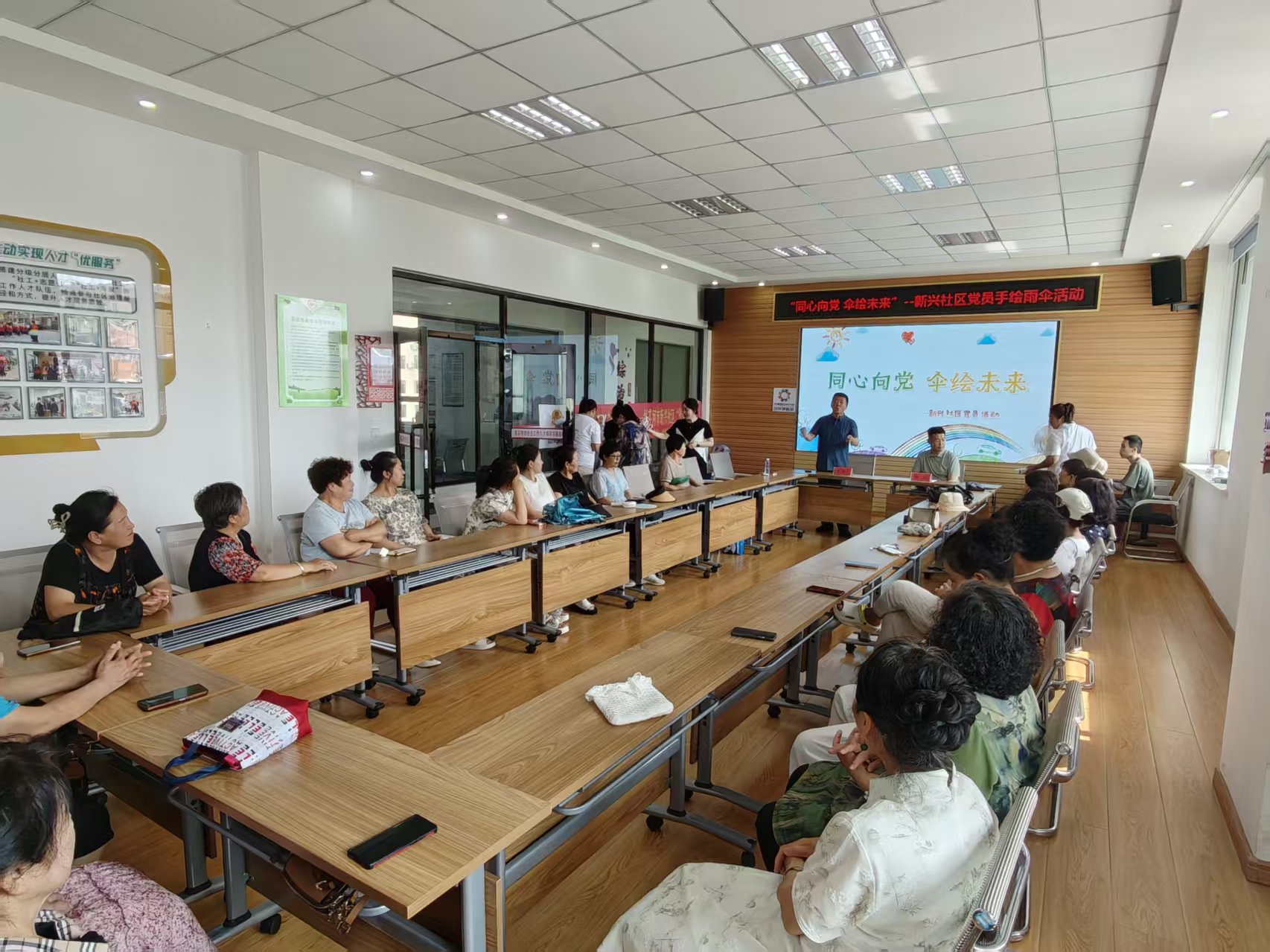 黑龙江省牡丹江市绥芬河市绥芬河镇新兴社区关工委开展“五老”“同心向党 伞绘未来”手工绘画雨伞主题活动