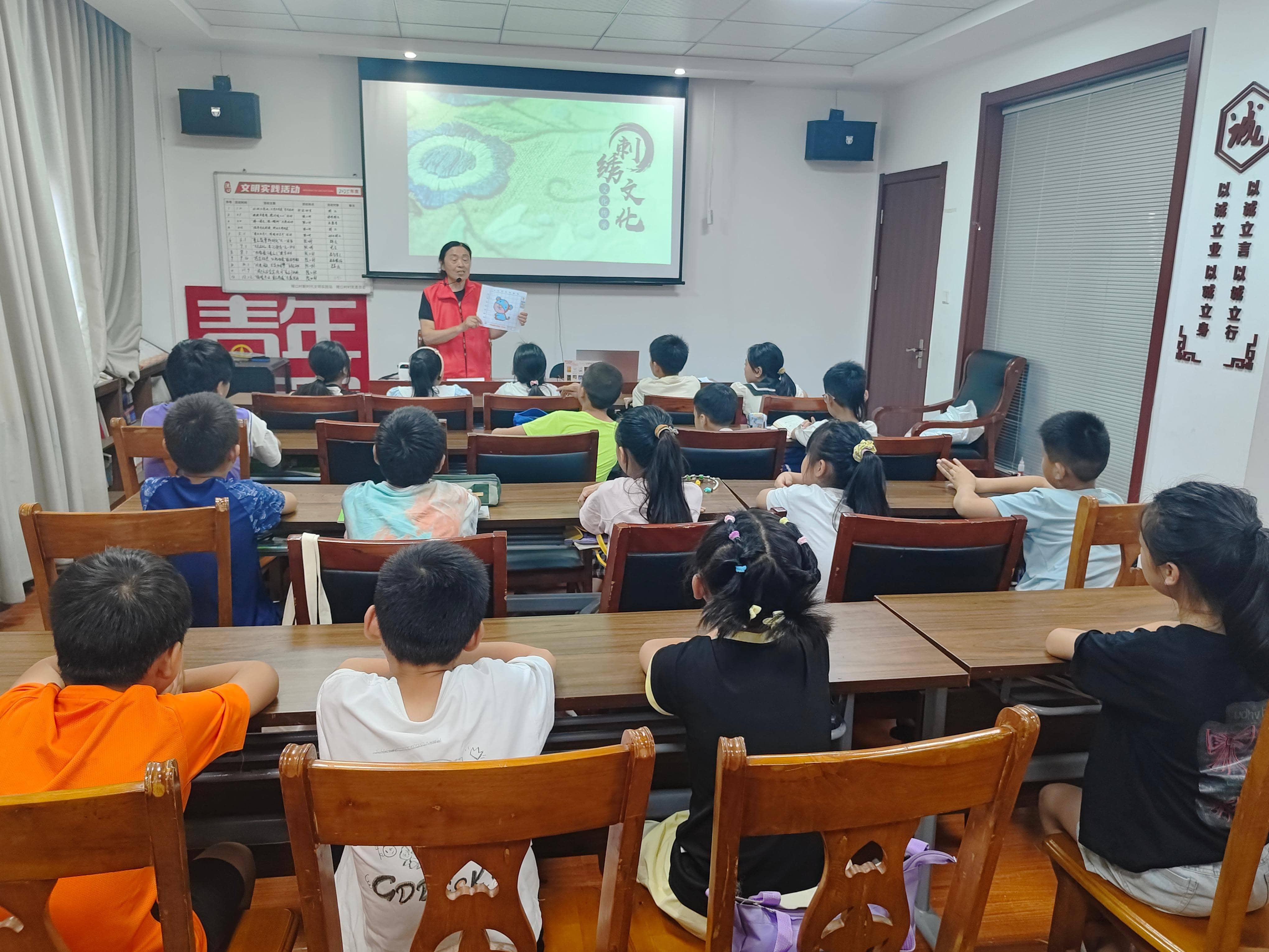 学习刺绣文化，锻炼动手能力——江苏省丹阳市陵囗镇关工委“七彩夏日”系列活动之“学习体验刺绣”