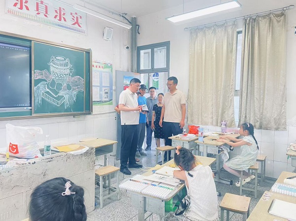 镇党委书记观摩“暑托班”——江苏省兴化市周庄镇党委书记吉金楼率关工委主任副镇长刘春萍一行数人来到学校实地检查指导暑期暑托服务开展情况。