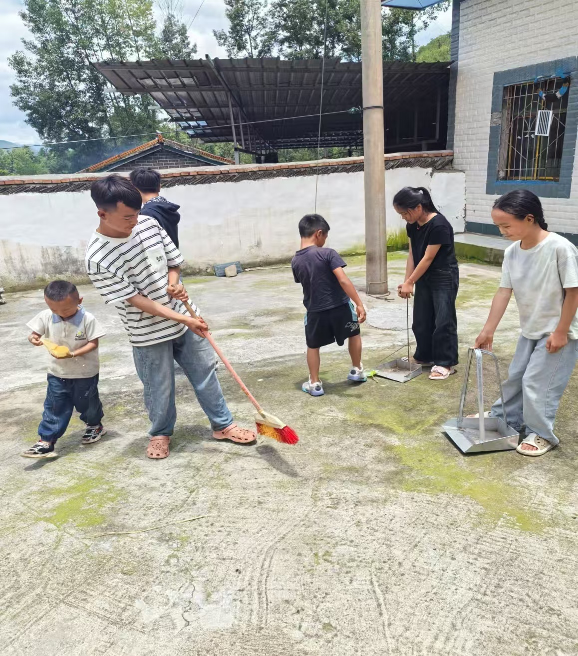 四川省凉山州昭觉县地莫镇俄苦村关工小组开展环境育人实践活动