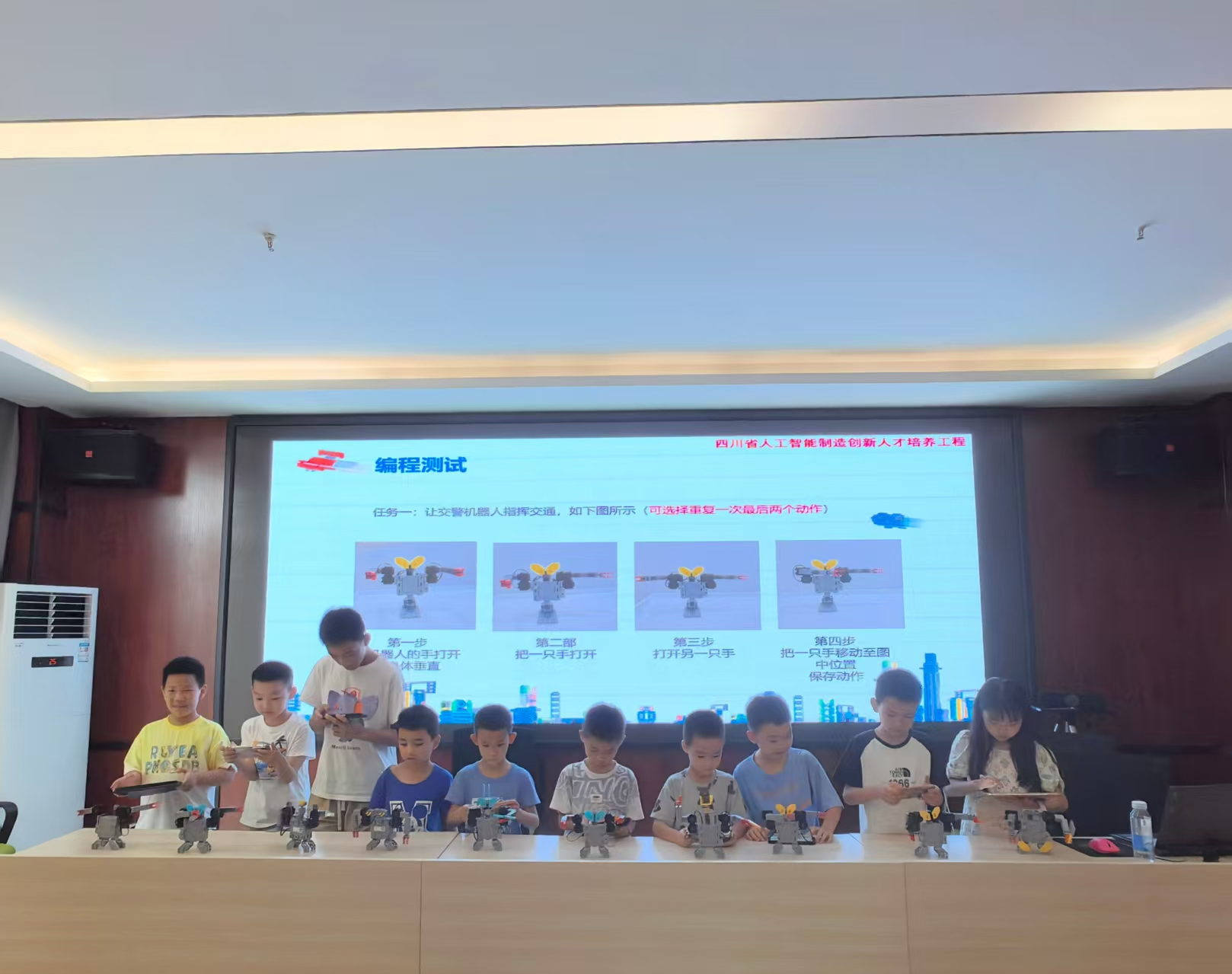 四川省泸州市龙马潭区鱼塘街道关工委开展“交警机器人”编程亲子活动