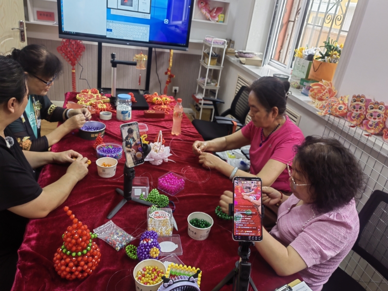 黑龙江省绥芬河市绥芬河镇新华社区关工委开展“传统技艺‘云’传承 手工编织邻里情”宣传活动