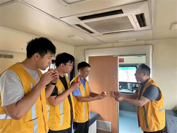中国铁路南宁局集团有限公司柳州工务段关工委为一线作业人员送清凉降高温保安全