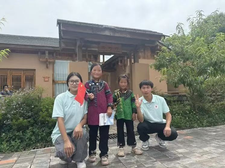 四川省凉山州昭觉县三岔河镇关工委携手西昌学院开展“民族团结一家亲”实践活动