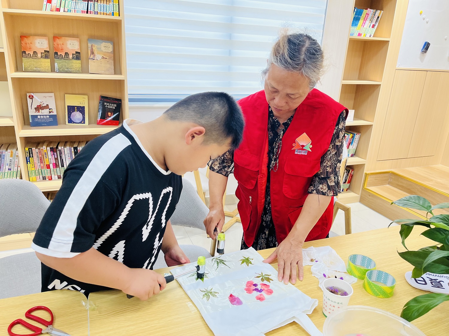江苏省无锡市惠山区玉祁街道曙光村关工委开展植物拓印活动