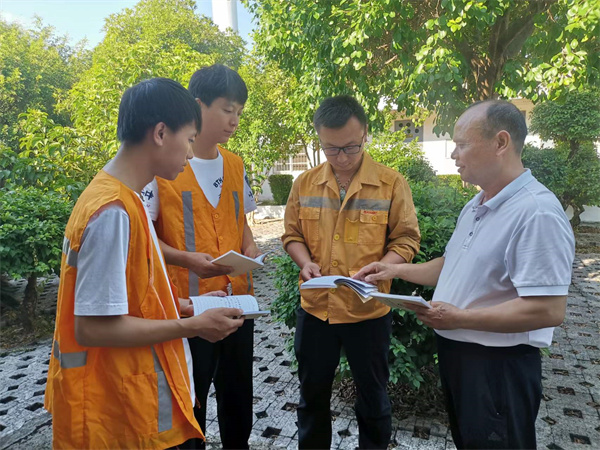 中国铁路南宁局集团有限公司柳州工务段关工委开展“老带青”战高温保安全