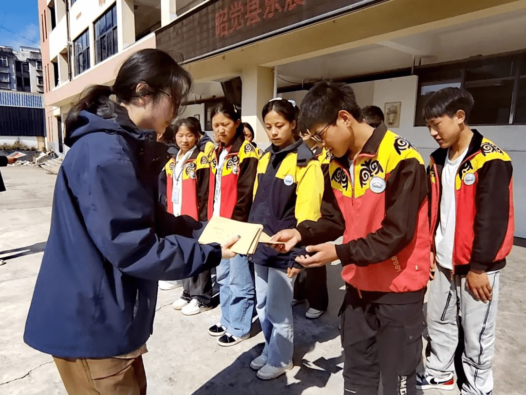 书香越山海，星火启新程——四川省凉山州昭觉县东晨中学关工委举行奖学金发放仪式