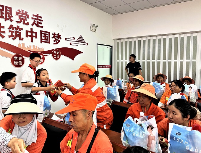 安徽省合肥市包河区同安街道枫荷社区关工委：炎夏送清凉 关爱环卫工