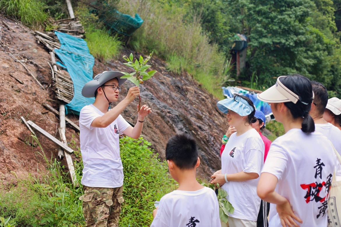 浙江省宁波市奉化区关工委联合主办奉麓书院“亲青课堂”开启寻山采药之旅