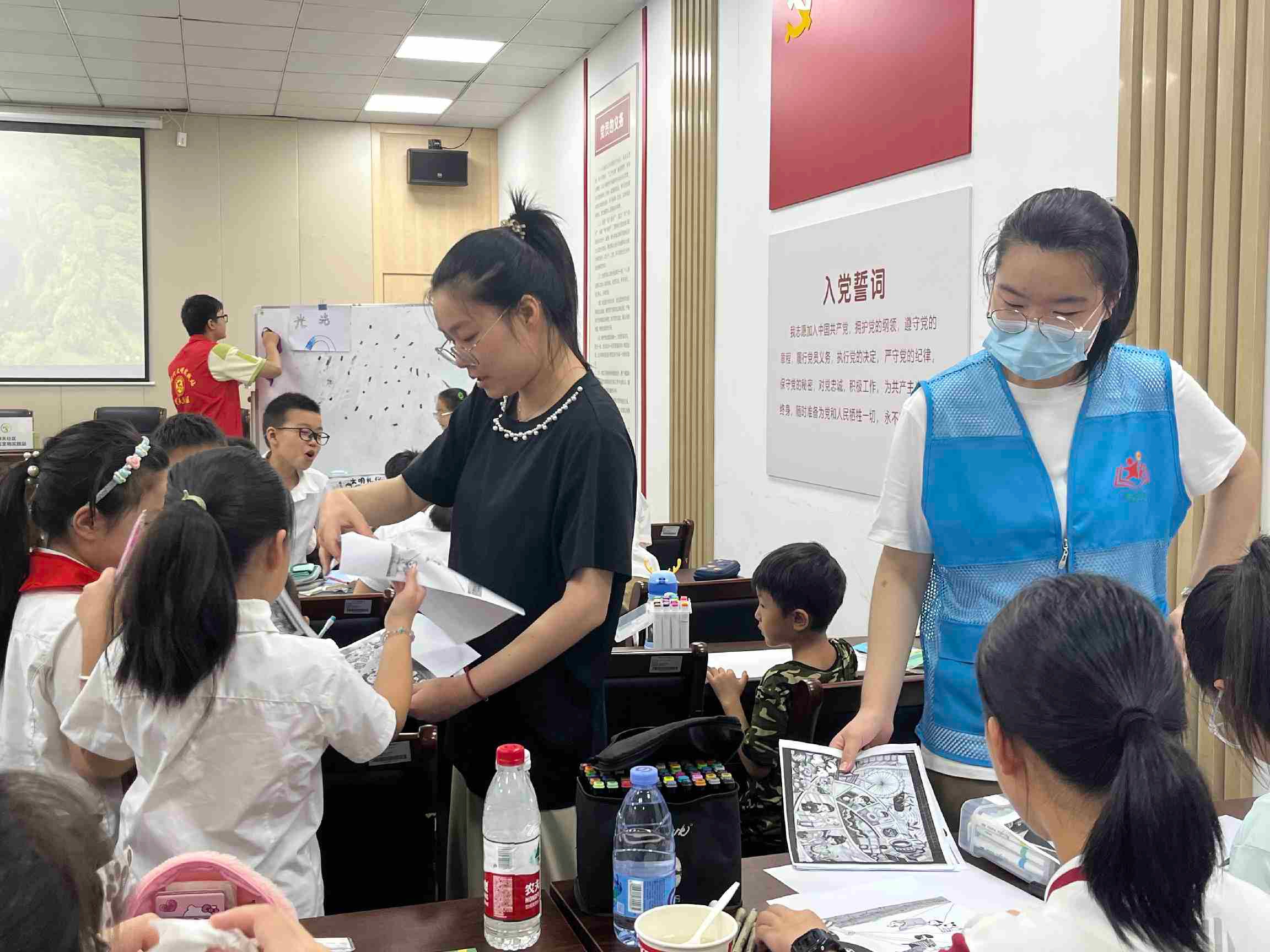 浙江省宁波市奉化区岳林街道春天社区暑期“假日学校”开展“美丽城市与文明生活”创意绘画课