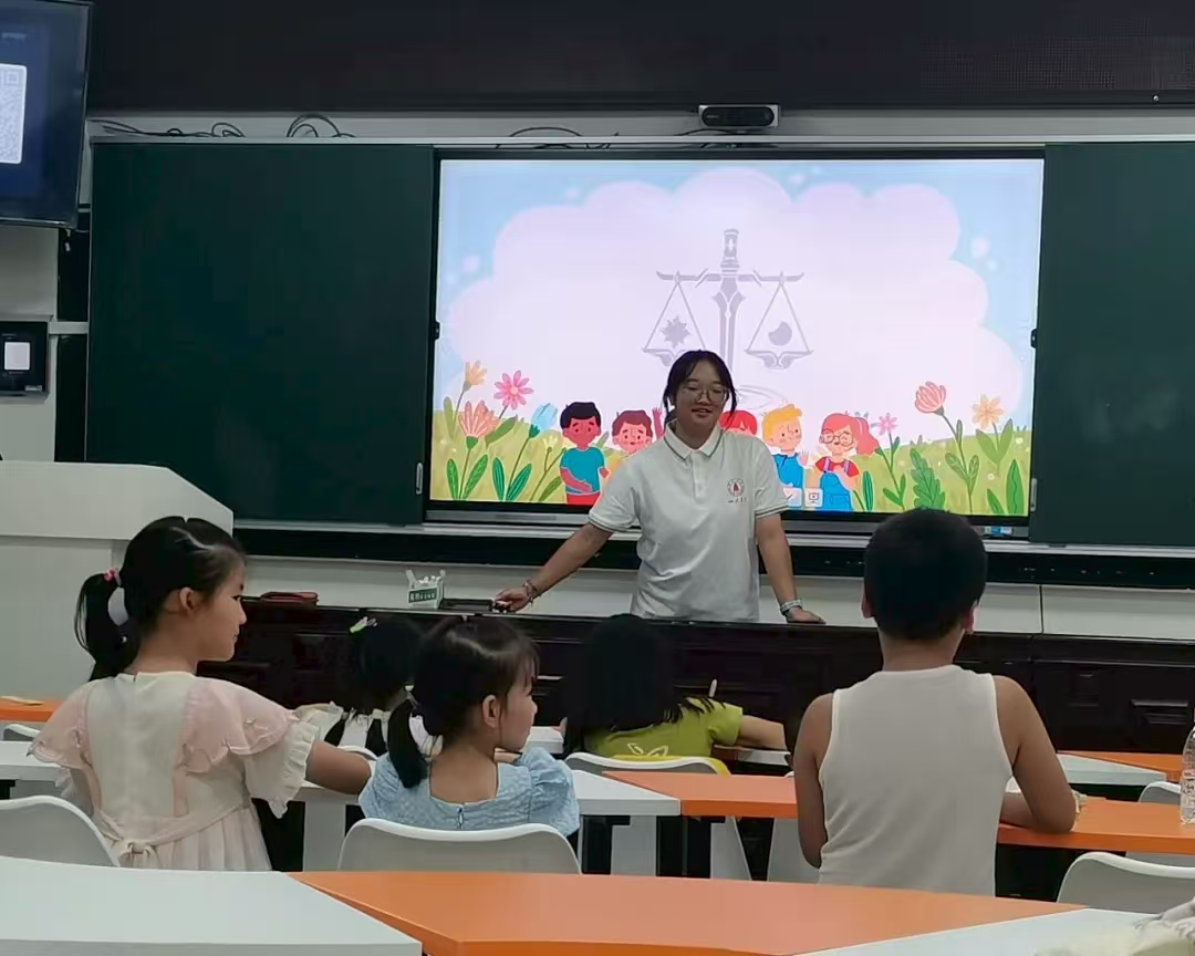 四川大学志愿者助力甘洛“暑托班”