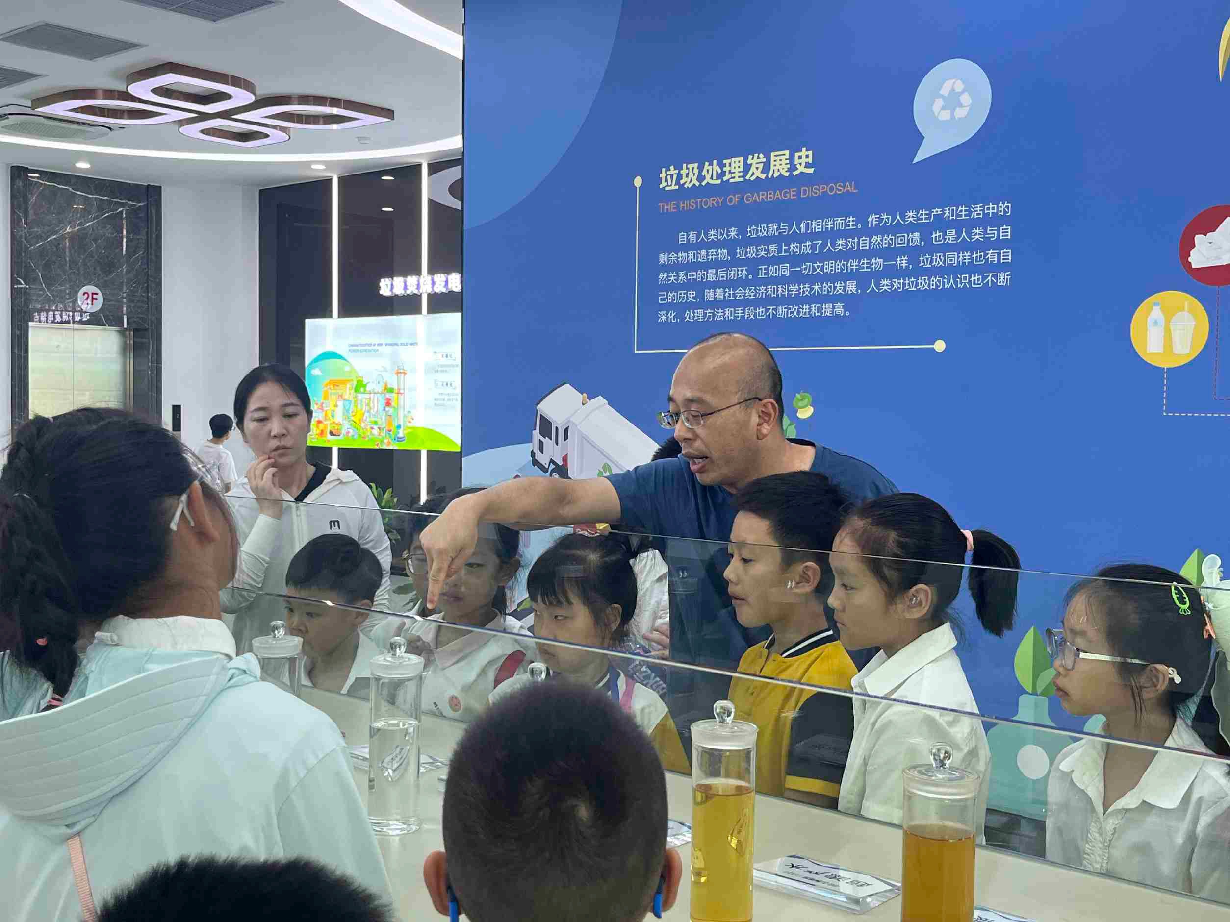 浙江省宁波市奉化区岳林街道春天社区“假日学校”探秘“魔法工厂”
