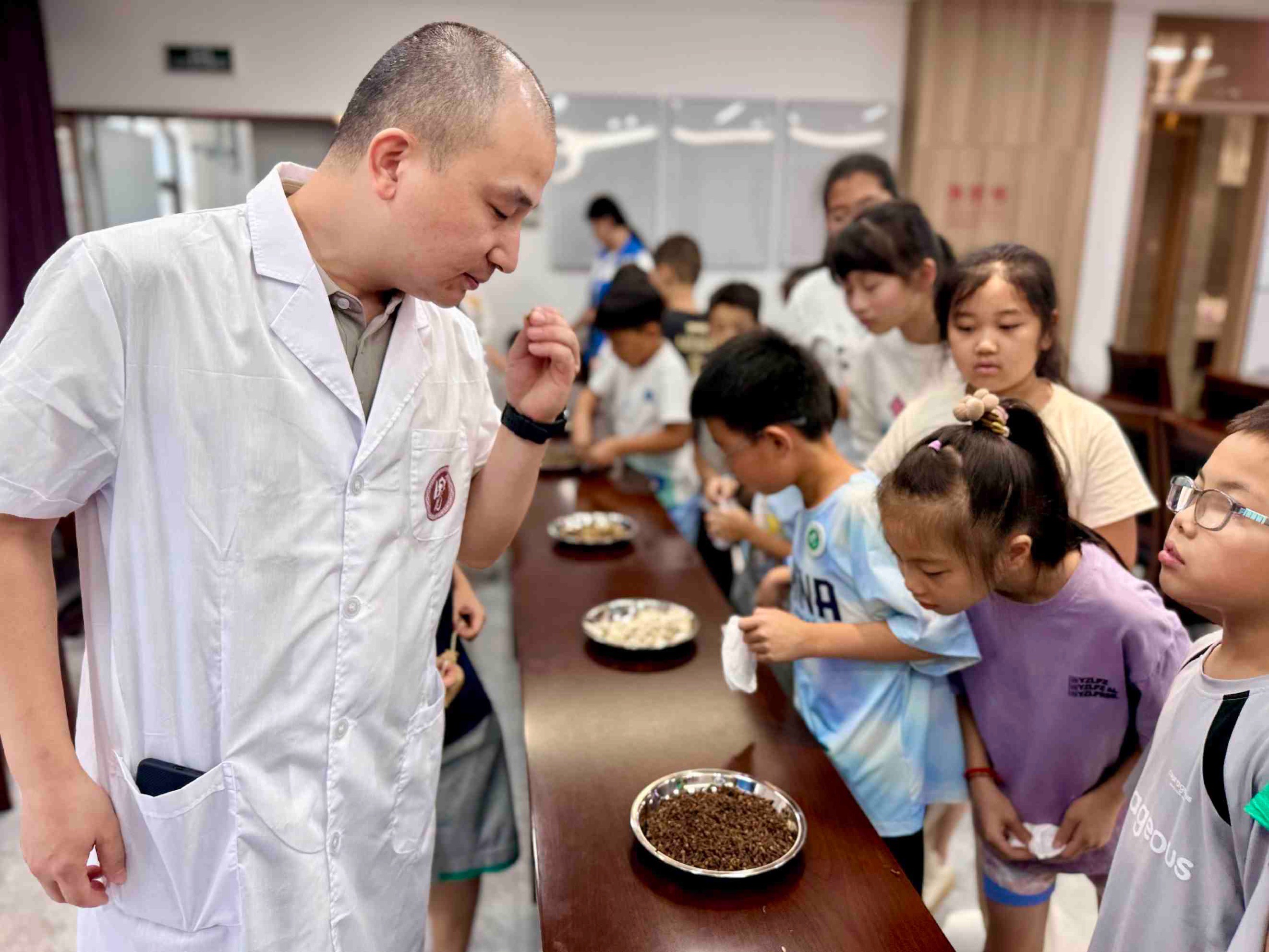 浙江省宁波市奉化区锦屏街道锦山社区暑期“假日学校”走进“中医药王国”