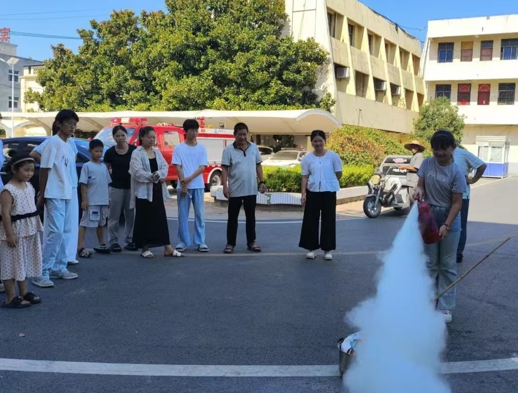 安徽省阜阳市太和县赵庙镇关工委对青少年进行消防安全培训