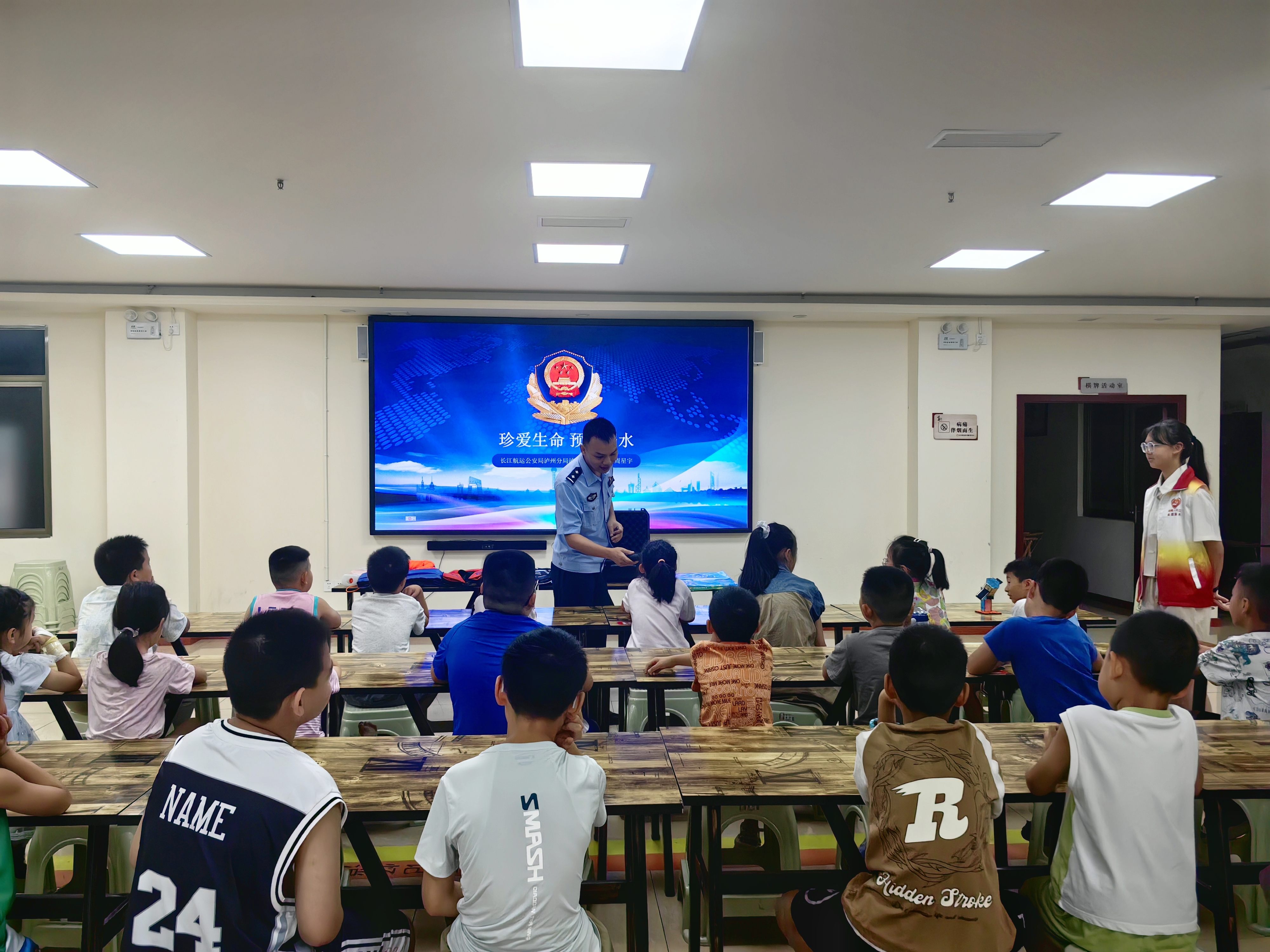 四川省泸州市龙马潭区红星街道天立社区关工委开展青少年防溺水宣传活动