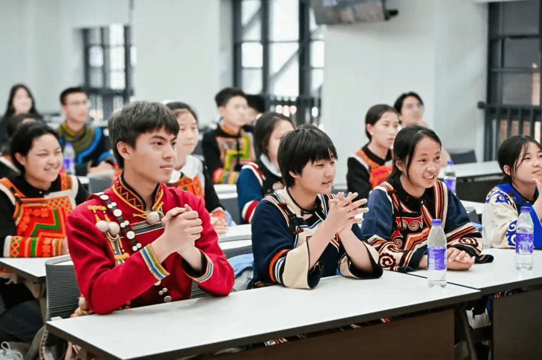 四川省凉山彝族自治州昭觉中学关工委与浙江大学经济学院举行爱心助学结对见面会