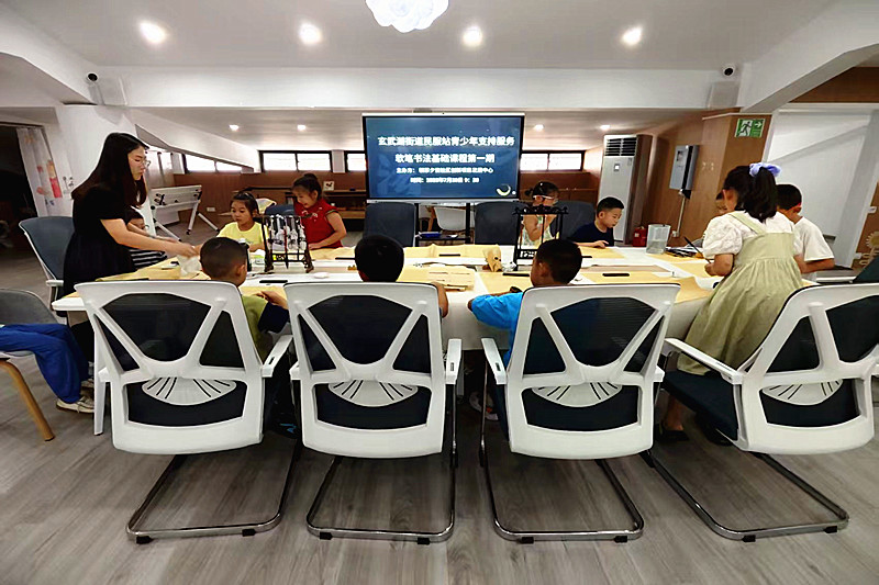 江苏省南京市秦淮区大光路街道蓝旗新村社区劳模工匠进社区，剪纸“剪”出亲子欢乐时光