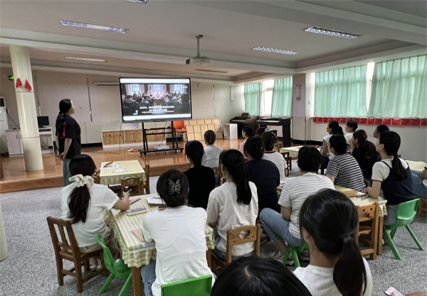 江苏省徐州市铜山区大彭镇中心幼儿园关工委开展组织教职工观看红色电影