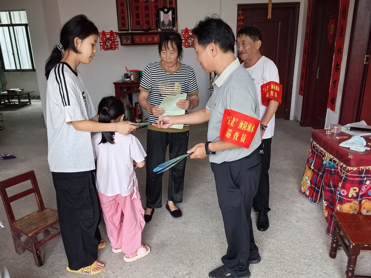 贵州省黔南布依苗族自治州独山县关工委开展防溺水宣传巡查活动