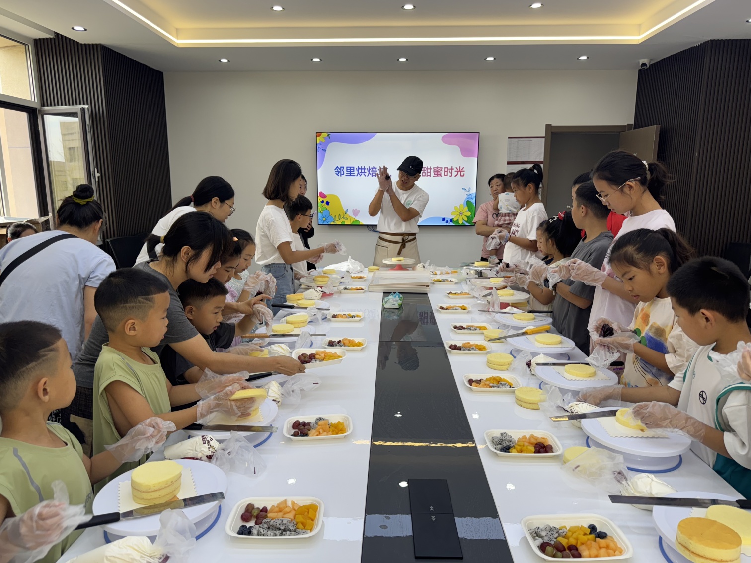 指尖筑梦甜时光 少年匠心共成长——内蒙古自治区赤峰市元宝山区西城街道新景四季东组织青少年暑期学艺活动