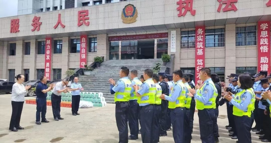 四川省凉山州布拖县：夏日送清凉·关怀暖警心