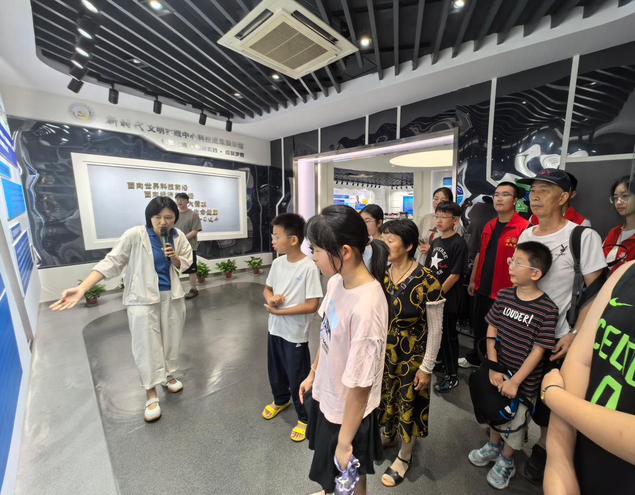 江苏省丹阳市司徒镇锦园社区关工委开展“行走的科普课堂”活动