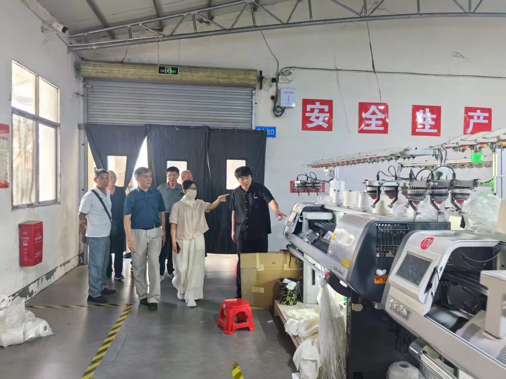 江西省新余市仙女湖区钤阳湾办事处关工委到非凡针织织造厂考察关心民生经济
