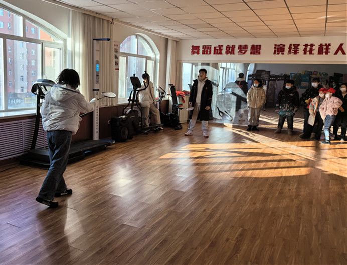 1707183797292440.jpg 元宝山区西城街道王府社区欢度寒假 运动“童”行活动照片6_副本.jpg