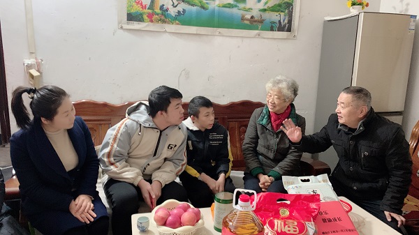 1707188851639658.jpg 慰问红阳社区困境儿童.JPG