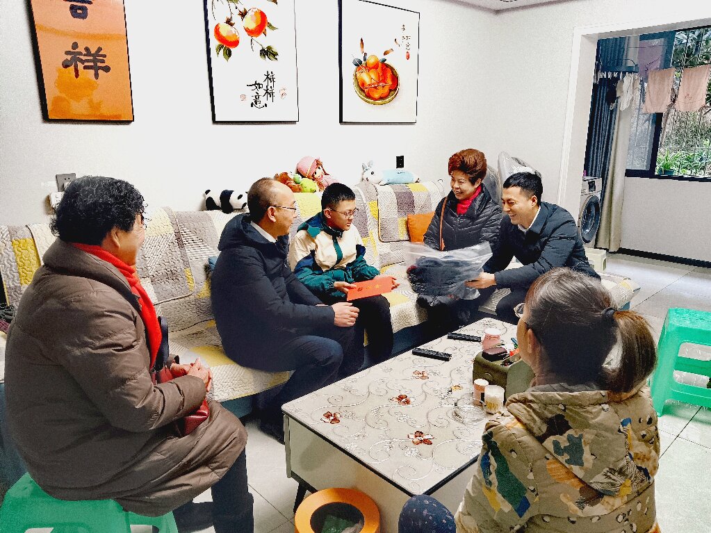 1707275673934565.jpg 高新区党工委副书记 关工委主任李善鸿入户走访照片_proc.jpg