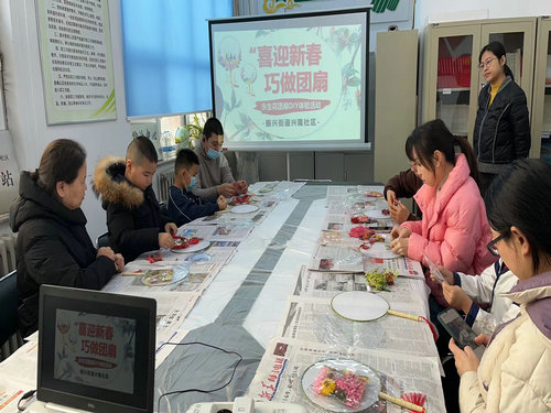 1707342211491490.jpg “喜迎新春,巧做团扇”永生花团扇DIY体验活动 (1)_副本.jpg