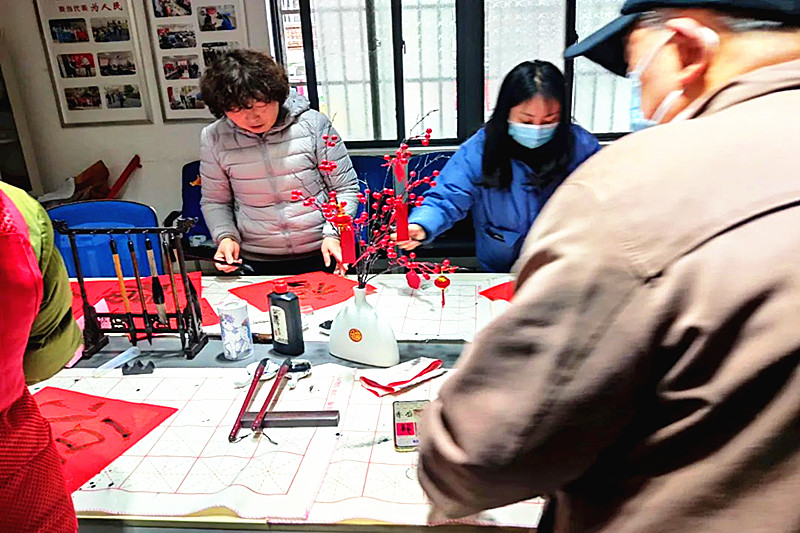 1707732370237650.jpg 江苏省南京市玄武区香铺营社区关工委开展“笔走龙蛇绘新春、翰墨飘香送祝福” 写春联活动(3).jpg