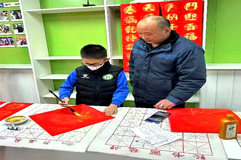 玄武湖街道仙居雅苑社区关工委开展“龙众登场,趣享新年”写春联送“福”字活动(1).jpg