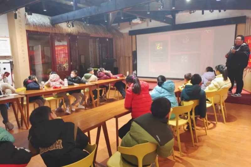 1707973428289306.jpg 江苏省南京市玄武区梅园新村社区关工委开展“书香伴寒假,阅读随我行”全民阅读主题活动 (2).jpg
