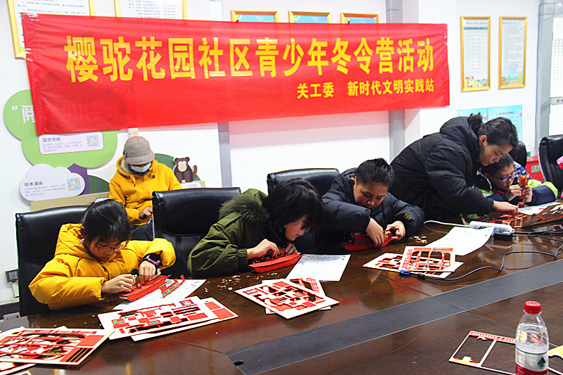 1708361326883386.jpg 玄武区玄武湖街道樱驼花园社区关工委组织青少年冬令营活动之“听红船故事,做红船模型”(3).jpg