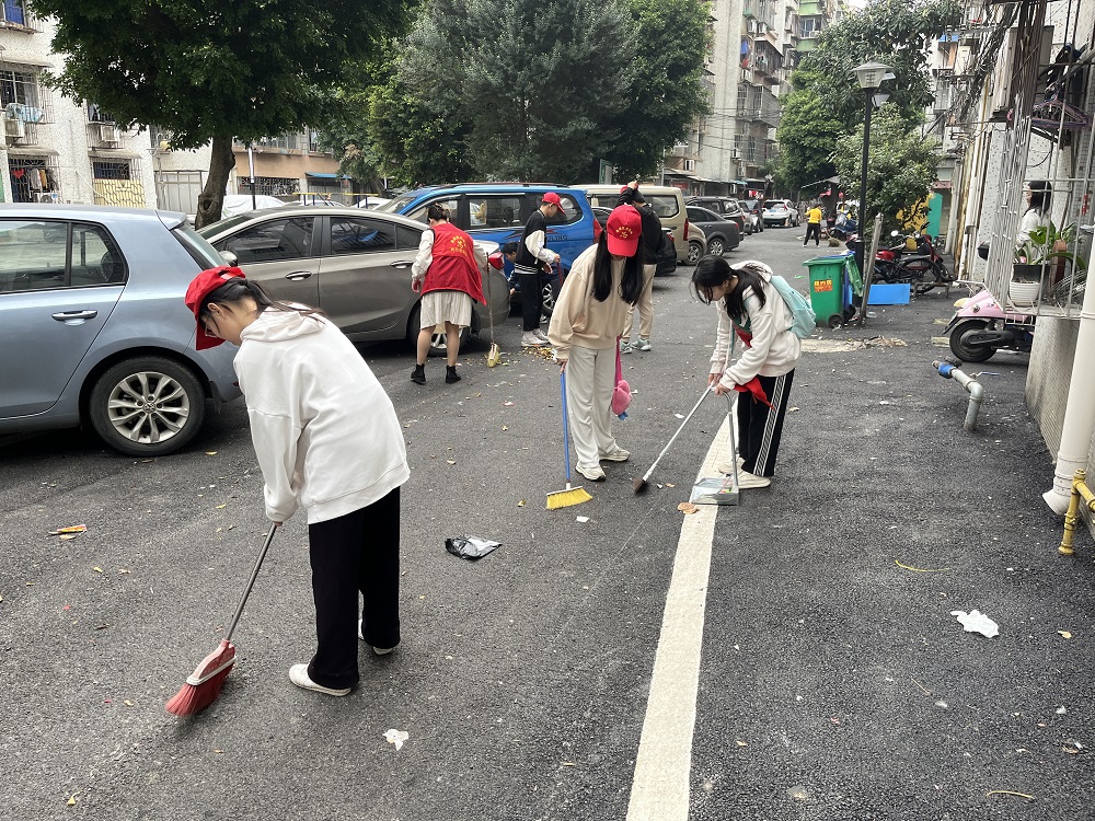 1708401289990579.jpg 志愿者清扫公共场地11.jpg